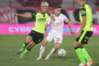 Buenos Aires, Argentina.- En las fotos tomadas el 30 de octubre del 2023, durante el partido entre Huracán y Barracas Central por la undécima fecha de la Zona A de la Copa de la Liga Profesional de Fútbol (LPF) en el Estadio Tomás Adolfo Ducó. Huracán y Barracas C. no lograron abrir el marcador y el partido acabó en empate 0-0.