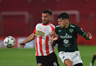 Buenos Aires, Argentina.- En las fotos tomadas el 2 de octubre del 2023, durante el partido entre Barracas Central y Sarmiento en el Estadio Claudio Chiqui Tapia en un partido correspondiente a la 7ma fecha de la Copa de la Liga. Barracas Central empató 1-1 con Sarmiento. El defensor Juan Ignacio Díaz anotó para Barracas, que hizo de local en la cancha de Huracán, mientras que Guido Mainero igualó para Sarmiento.