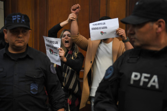 Buenos Aires, Argentina.- En las fotos tomadas el 19 de octubre del 2023, argentinos marcharon frente a la Embajada de Palestina en Buenos Aires, para "repudiar" la contraofensiva israelí en la Franja de Gaza tras los ataques múltiples perpetrados el 7 de octubre por la organización islamita Hamas, y pedirán la "intervención de la comunidad internacional" frente a lo que consideran un "genocidio sobre el pueblo palestino".