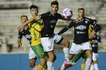 Santa Fe, Argentina.- En las fotos tomadas el 11 de octubre del 2023, durante el partido entre Defensa y Justicia y Chaco For Ever en un partido válido por los cuartos de final de la Copa Argentina en el Estadio 15 de Abril. Defensa y Justicia empató 1-1 con Chaco For Ever y después se impuso 7-6 en la definición por penales. Su rival en semifinales será San Lorenzo, que le ganó con polémica a San Martín de San Juan.