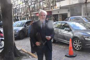 Buenos Aires, Argentina.- En las fotos tomadas el 2 de octubre del 2023, familiares y amigos llegan a la puerta de tribunales de San Isidro durante el juicio por la muerte del hijo de Federico Storani (foto), Manuel Storani y la madre de éste, María de los Ángeles Bruzzone, además de una tercera persona, por un choque de lanchas ocurrida hace siete años en el río Luján, en el partido bonaerense de Tigre. El dirigente radical Storani, pidió que “la Justicia sancione de manera ejemplar a quienes actúan con desaprensión y desprecio a la vida".