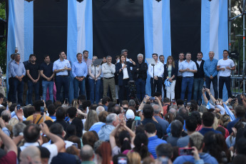 Mendoza, Argentina.- En las fotos tomadas el 17 de octubre del 2023, la candidata presidencial de Juntos por el Cambio (JxC), Patricia Bullrich, visitó la provincia de Mendoza, donde realizó un acto de cierre de campaña, a cinco días de las elecciones presidenciales. Bullrich, se prepara para un spring final de alta intensidad que implicará cierres de campaña en siete provincias.