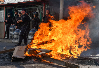 Buenos Aires, Argentina.- En las fotos tomadas el 4 de octubre del 2023, vecinos reclamaron justicia frente a la casa de uno de los sospechosos de la muerte de un barrendero que había resultado baleado el 21 de septiembre pasado al quedar en medio de un presunto enfrentamiento entre dos grupos rivales, en el barrio porteño Zavaleta de Barracas. Por el caso hay tres detenidos, uno de ellos es quien apretó el gatillo.