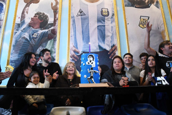 Buenos Aires, Argentina.- En las fotos tomadas el 30 de octubre del 2023, Claudia, Rita y Ana María Maradona, tres de las hermanas de Diego Amando Maradona celebraron el 63° aniversario de su nacimiento, en el Bar Lo del Diego, ubicado en el paseo turístico Caminito, en el barrio porteño de La Boca. Maradona, el máximo ídolo del fútbol argentino y uno de los grandes astros que ha dado el balompié internacional, estaría cumpliendo este lunes 63 años de edad.