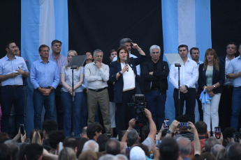 Mendoza, Argentina.- En las fotos tomadas el 17 de octubre del 2023, la candidata presidencial de Juntos por el Cambio (JxC), Patricia Bullrich, visitó la provincia de Mendoza, donde realizó un acto de cierre de campaña, a cinco días de las elecciones presidenciales. Bullrich, se prepara para un spring final de alta intensidad que implicará cierres de campaña en siete provincias.