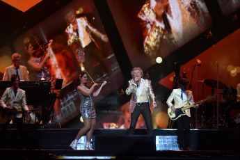 Buenos Aires, Argentina.- In photos taken on October 4, 2023, five years after his last show in Argentina, the legendary British singer Rod Stewart returned to the country where he reviewed his more than 50 years of career in Buenos Aires GEBA stadium. The Scotsman performed before a crowd that celebrated each of his songs, in addition, he praised Lionel Messi and the screens exchanged images of Celtic with Montiel's decisive penalty and the celebrations in Doha and Buenos Aires. To top it off, he showed an AFA pennant.