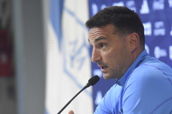 Buenos Aires, Argentina.- En las fotos tomadas el 11 de octubre del 2023, Lionel Scaloni, entrenador de la Selección Argentina, durante una conferencia de prensa en Ezeiza. La presencia de Lionel Messi como titular en el duelo de Argentina ante Paraguay, por la tercera fecha de las Eliminatorias Sudamericanas, está en vilo pese a que “se le vio bien”, dijo el DT del campeón del mundo.