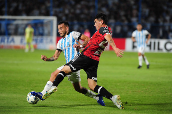 Tucumán, Argentina.- En las fotos tomadas el 2 de octubre del 2023, durante el partido entre Atlético Tucumán y Central Córdoba en el estadio Monumental José Fierro por la séptima fecha de la Copa de la Liga Profesional. Atlético Tucumán empató 0-0 con Central Córdoba de Santiago del Estero. En la próxima fecha, Central Córdoba recibirá a Tigre, el sábado (7). En tanto que Atlético Tucumán visitará a Vélez, el lunes (9).