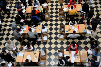 Buenos Aires, Argentina.- En las fotos tomadas el 25 de octubre del 2023, autoridades participan del escrutinio definitivo en la provincia de Buenos Aires para determinar los números finales de la elección general del último domingo, en las que Sergio Massa (Unión por la Patria) resultó el candidato presidencial más votado y en las que Axel Kicillof logró su reelección en la provincia.