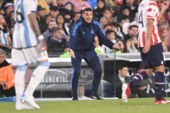 Buenos Aires, Argentina.- In the photos taken on October 12, 2023, the Argentine national team, with its captain Lionel Messi on the substitute bench, played against Paraguay at the Monumental stadium in a match on the third date of the South American Qualifiers of the 2026 World Cup. At the moment Argentina leads the South American classification with an ideal score of 9 units, while Brazil with two played, follows with six, ahead of Colombia (5) and Uruguay (4).