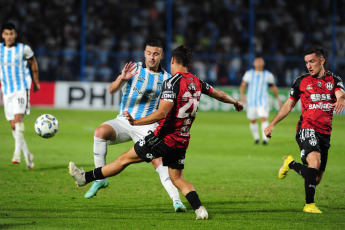 Tucumán, Argentina.- En las fotos tomadas el 2 de octubre del 2023, durante el partido entre Atlético Tucumán y Central Córdoba en el estadio Monumental José Fierro por la séptima fecha de la Copa de la Liga Profesional. Atlético Tucumán empató 0-0 con Central Córdoba de Santiago del Estero. En la próxima fecha, Central Córdoba recibirá a Tigre, el sábado (7). En tanto que Atlético Tucumán visitará a Vélez, el lunes (9).