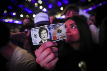 Buenos Aires.- In the photo taken on October 18, 2023, the presidential candidate of La Libertad Avanza, Javier Milei, closes his electoral campaign today with a view to Sunday's elections, with an event at the Buenos Aires Movistar Arena stadium, located in the Buenos Aires neighborhood of Villa Crespo, accompanied by leaders and candidates from the libertarian space.