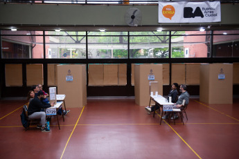 Buenos Aires.- The general elections began today throughout the country, in elections in which some 35 million Argentines are qualified to elect a new Government in a contest with five presidential candidates, and the expectation is placed on whether it will be necessary or not the runoff to define the next head of state.