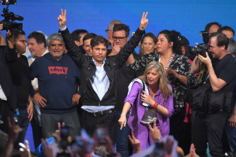 Buenos Aires, Argentina.- En las fotos tomadas el 22 de octubre del 2023, el gobernador bonaerense y candidato de Unión por la Patria, Axel Kicillof (centro), brindó un discurso desde el búnker de Unión por la Patria, en Buenos Aires. Kicillof, logró la reelección en la provincia de Buenos Aires, mientras que Néstor Grindetti, de Juntos por el Cambio, quedó en segundo lugar. "Me emociona ver el respaldo y el acompañamiento, la alegría y el respaldo de la provincia de Buenos Aires”, afirmó el gobernador.