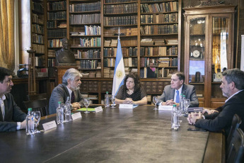 Buenos Aires, Argentina.- En las fotos tomadas el 2 de octubre del 2023, el Director de la Organización Panamericana de la Salud (OPS), Jarbas Barbosa (2do derecha), durante una reunión con la Ministra de Salud de la Nación, Carla Vizzotti (centro). Argentina y la OPS firmaron un acuerdo de cooperación técnica con el objetivo de fortalecer y aumentar las capacidades de desarrollo y producción de vacunas y otras tecnologías sanitarias en el país y en las Américas.