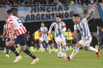 Buenos Aires, Argentina.- In the photos taken on October 12, 2023, the Argentine national team, with its captain Lionel Messi on the substitute bench, played against Paraguay at the Monumental stadium in a match on the third date of the South American Qualifiers of the 2026 World Cup. At the moment Argentina leads the South American classification with an ideal score of 9 units, while Brazil with two played, follows with six, ahead of Colombia (5) and Uruguay (4).