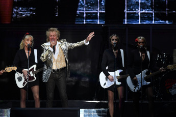 Buenos Aires, Argentina.- En las fotos tomadas el 4 de octubre del 2023, a cinco años de su último show en la Argentina, el legendario cantante británico Rod Stewart volvió al país en donde repasó sus más de 50 años de trayectoria en el porteño estadio GEBA. El escocés se presentó ante una multitud que celebró cada una de sus canciones, además, elogió a Lionel Messi y las pantallas intercambiaron imágenes del Celtic con el penal decisivo de Montiel y los festejos en Doha y en Buenos Aires. Para rematar, mostró un banderín de la AFA.