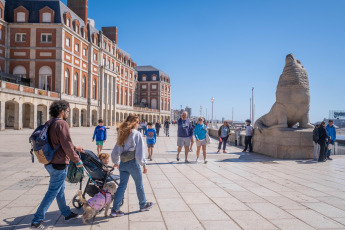 Mar del Plata, Argentina.- En las fotos tomadas el 16 de octubre del 2023, muestra la ciudad turística de Mar del Plata en medio del fin de semana largo. Con el feriado puente del viernes 13 y el del Día del Respeto a la Diversidad Cultural de este lunes 16 de octubre, los argentinos disfrutaron de un fin de semana extra largo de cuatro días no laborables consecutivos. Alrededor de 1,5 millones de personas aprovecharon la quinta edición del Previaje para visitar algunos de los puntos turísticos del país, que en algunos casos alcanzaron el 100