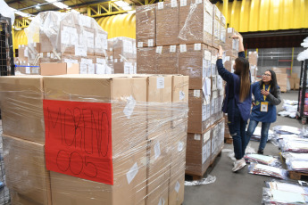 Buenos Aires, Argentina.- In the photos taken on October 20, 2023, workers from the Argentine Post Office participate in the logistical device ahead of the general elections that will take place this Sunday throughout the country. A historic election is expected for Sunday, October 22. The authorities hope that the level of voting will exceed the 68% registered in the primary elections and that 30% of undecided voters will vote, and to this end, access to the polls is being facilitated.