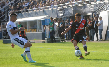 La Plata, Argentina.- En las fotos tomadas el 29 de octubre del 2023, durante el partido entre River Plate y Gimnasia en un encuentro correspondiente a la fecha 11 de la Copa de la Liga. El conjunto que dirige Martín Demichelis se impuso 2-1 como visitante ante los de Leonardo Madelón. River dio vuelta el marcador en el Bosque gracias a los goles de Paulo Díaz y Salomón Rondón, ambos en el segundo tiempo