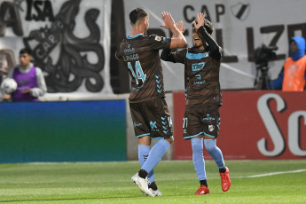 Buenos Aires, Argentina.- En las fotos tomadas el 18 de octubre del 2023, durante el partido entre Platense y Estudiantes por la novena fecha de la Zona B en Vicente López. El Platense de Martín Palermo obtuvo un gran triunfo y venció 2-1 a Estudiantes y se subió al segundo lugar de la tabla. Platense, que no le ganaba a Estudiantes desde hace 24 años, sumó de a tres en cuatro de sus últimos seis partidos.