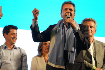 Buenos Aires, Argentina.- En las fotos tomadas el 22 de octubre del 2023, el candidato presidencial de Unión por la Patria (UxP), Sergio Massa (frente), brindó las primeras declaraciones en su búnker tras ir a balotaje en los comicios de este domingo. Massa, fue el candidato mas votado en los comicios y, tras conocer el resultado, se ha comprometido a formar un Gobierno de unidad en caso de ganar la segunda vuelta de las elecciones el 19 de noviembre.