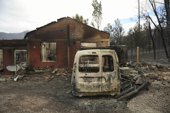 Mendoza, Argentina. En las fotos tomadas el 30 de octubre del 2023, muestra las zonas afectadas por un incendio en Luján de Cuyo provocado por el viento Zonda. Aunque algunos focos aún siguen activos, unas 82 personas tuvieron que ser evacuadas a un polideportivo de esa ciudad mendocina, se informó oficialmente. Según fuentes oficiales, se estima que el fuego afectó una extensión de más de 4.000 hectáreas en toda la provincia.