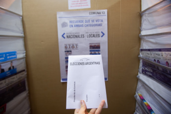 Buenos Aires.- The general elections began today throughout the country, in elections in which some 35 million Argentines are qualified to elect a new Government in a contest with five presidential candidates, and the expectation is placed on whether it will be necessary or not the runoff to define the next head of state.