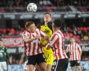 La Plata, Argentina.- In the photos taken on October 23, 2023, during the match between Estudiantes de La Plata and Sarmiento de Junín at the start of the tenth day of Zone B of the League Cup at the Jorge Stadium Luis Hirschi. Estudiantes beat Sarmiento de Junín 2-1 at home and achieved their second victory in the tournament, while the visiting team left important points along the way in their fight to remain in the First Division.