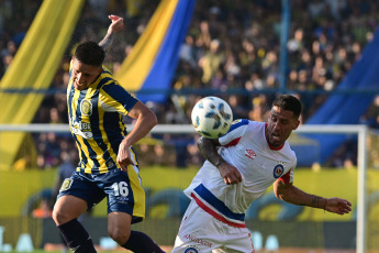 Rosario, Argentina.- In the photos taken on October 29, 2023, during the match between Rosario Central and Argentinos Juniors for the eleventh date of Zone A of the LPF Cup at the Gigante de Arroyito stadium. Rosario Central has already accumulated 27 games without losing after beating Argentinos Juniors 3-1. In this way, in the annual table it was positioned in the qualification zone for the 2024 Copa Libertadores.