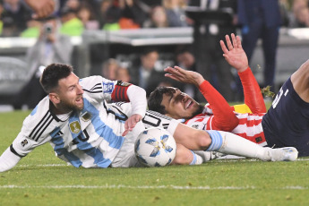 Buenos Aires, Argentina.- In the photos taken on October 12, 2023, the Argentine national team, with its captain Lionel Messi on the substitute bench, played against Paraguay at the Monumental stadium in a match on the third date of the South American Qualifiers of the 2026 World Cup. At the moment Argentina leads the South American classification with an ideal score of 9 units, while Brazil with two played, follows with six, ahead of Colombia (5) and Uruguay (4).