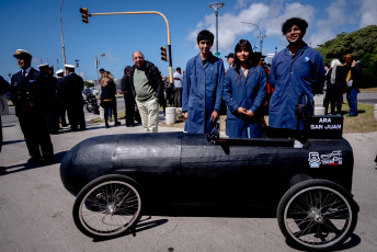 Mar del Plata, Argentina.- En las fotos tomadas el 25 de octubre del 2023, homenajean a los tripulantes del ARA San Juan a seis años de su última partida desde Mar del Plata, donde 44 tripulantes del ARA San Juan hace seis años zarparon por última vez. En el emotivo acto en la Base Naval, estuvieron presentes autoridades de la Armada, familiares de los tripulantes y el intendente de General Pueyrredon, Guillermo Montenegro, entre otros.