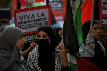 Buenos Aires, Argentina.- In the photos taken on October 9, 2023, social organizations participate in massive demonstrations in support of the populations on both sides of the conflict. In response to the violence unleashed by the war, there are many demonstrations around the world in support, on the one hand, of Palestinians, and, on the other, of Jews and Israelis. The Palestinian militant group Hamas launched a deadly attack against Israel, which has declared war on Gaza, sparking fears of an escalation of the conflict in the Middle East.