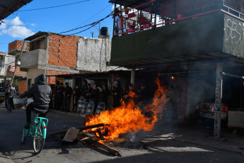 Buenos Aires, Argentina.- En las fotos tomadas el 4 de octubre del 2023, vecinos reclamaron justicia frente a la casa de uno de los sospechosos de la muerte de un barrendero que había resultado baleado el 21 de septiembre pasado al quedar en medio de un presunto enfrentamiento entre dos grupos rivales, en el barrio porteño Zavaleta de Barracas. Por el caso hay tres detenidos, uno de ellos es quien apretó el gatillo.