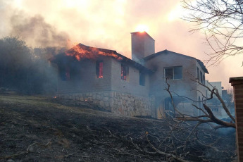 Córdoba, Argentina.- In the photos taken on October 10, 2023, they show the forest fires that affected the province of Córdoba, Argentina. Córdoba Firefighters evacuated more than 20 families in the town of Villa Carlos Paz, due to the forest fires that occurred there, which reached residential areas and devastated thousands of hectares. This Wednesday, some rainfall was recorded in the affected areas, which benefited the intense work of the brigade members who controlled the incident.