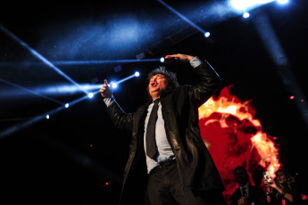 Buenos Aires.- En la foto tomada el 18 de octubre de 2023, el candidato a presidente de La Libertad Avanza, Javier Milei, cierra hoy su campaña electoral con vistas a las elecciones del domingo, con un acto en el estadio porteño Movistar Arena, ubicado en el barrio porteño de Villa Crespo, acompañado por referentes y candidatos del espacio libertario.