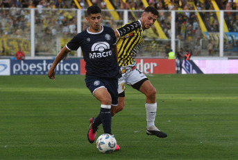 Córdoba, Argentina.- En las fotos tomadas el 29 de octubre del 2023, durante el partido entre Independiente Rivadavia y Almirante Brown en el estadio Mario Kempes. Después de más de 30 partidos en la Primera Nacional, Independiente Rivadavia de Mendoza hizo historia y venció 2-0 a Almirante Brown, logrando el ascenso a la Liga Profesional.