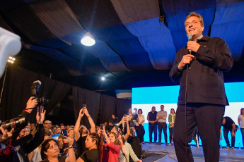 San Luis, Argentina.- En las fotos tomadas el 16 de octubre del 2023, el ministro de Economía y candidato presidencial de Unión por la Patria (UxP), Sergio Massa, continuó su gira federal en la recta final de la campaña con una visita a la provincia de San Luis. El candidato oficialista transita los últimos días previos a la elección al frente de la agenda política. Los mandatarios del PJ piden el voto en el interior para mejorar la performance de las PASO