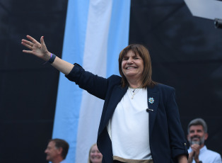 Mendoza, Argentina.- En las fotos tomadas el 17 de octubre del 2023, la candidata presidencial de Juntos por el Cambio (JxC), Patricia Bullrich, visitó la provincia de Mendoza, donde realizó un acto de cierre de campaña, a cinco días de las elecciones presidenciales. Bullrich, se prepara para un spring final de alta intensidad que implicará cierres de campaña en siete provincias.