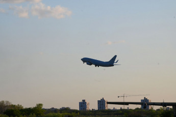 Buenos Aires, Argentina.- En las fotos tomadas el 12 de octubre del 2023, durante el despegue hacia Tel Aviv del segundo avión de la Fuerza Aérea argentina, que se sumará a la operación "Regreso Seguro" para "intensificar los esfuerzos llevados adelante en la evacuación de los argentinos que se encuentran en Israel". Luego de concretarse el primer rescate de 49 argentinos en Israel, el Gobierno nacional envió un segundo avión que ya partió desde la Base Aérea El Palomar hacia Tel Aviv para sumarse al puente aéreo que está haciendo el Hércules C 130.