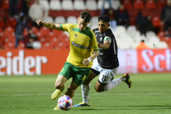 Santa Fe, Argentina.- En las fotos tomadas el 11 de octubre del 2023, durante el partido entre Defensa y Justicia y Chaco For Ever en un partido válido por los cuartos de final de la Copa Argentina en el Estadio 15 de Abril. Defensa y Justicia empató 1-1 con Chaco For Ever y después se impuso 7-6 en la definición por penales. Su rival en semifinales será San Lorenzo, que le ganó con polémica a San Martín de San Juan.