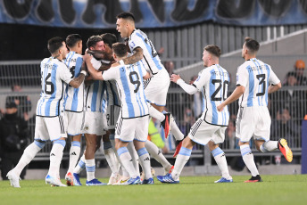 Buenos Aires, Argentina.- In the photos taken on October 12, 2023, the Argentine national team, with its captain Lionel Messi on the substitute bench, played against Paraguay at the Monumental stadium in a match on the third date of the South American Qualifiers of the 2026 World Cup. At the moment Argentina leads the South American classification with an ideal score of 9 units, while Brazil with two played, follows with six, ahead of Colombia (5) and Uruguay (4).