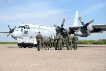 Buenos Aires, Argentina.- En las fotos tomadas el 10 de octubre del 2023, el avión "Hércules" partió desde la Base Aérea de Buenos Aires para viajar hacia el aeropuerto Ben Gurion, en Tel Aviv y asegurar la repatriación de hasta ahora 713 argentinos. Argentina, Brasil y Colombia envían aviones a Israel para evacuar a sus ciudadanos. Colombia es otro país latinoamericano que confirmó que enviará un avión militar a Israel para sus ciudadanos. Mientras que el presidente de Brasil, Lula da Silva, informó que envió el primer avión para las evacuaciones en Tel Aviv.