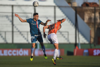 Sarandí, Argentina.- In the photos taken on October 9, 2023, during the match between Arsenal and Banfield in a match for the eighth round of Zone A of the League Cup at the Julio Humberto Grondona Stadium. Arsenal and Banfield drew goalless. Arsenal drew 0-0 and was on the brink of relegation with no margin for error. Sarandí's team, which finished with nine players, must win its remaining six games.