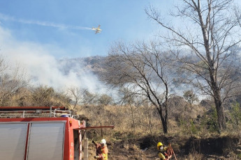 Córdoba, Argentina.- In the photos taken on October 10, 2023, they show the forest fires that affected the province of Córdoba, Argentina. Córdoba Firefighters evacuated more than 20 families in the town of Villa Carlos Paz, due to the forest fires that occurred there, which reached residential areas and devastated thousands of hectares. This Wednesday, some rainfall was recorded in the affected areas, which benefited the intense work of the brigade members who controlled the incident.