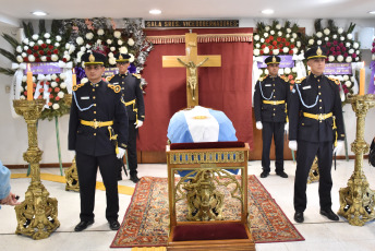 San Juan, Argentina.- En las fotos tomadas el 3 de octubre del 2023, tras la despedida en la Legislatura provincial, fueron inhumados en el Cementerio de la Ciudad de San Juan los restos del diputado provincial Juan José Chica, figura destacada del ámbito político, deportivo y sindical. Luego de la muerte de Juan José Chica, padre de Jorge Coqui Chica y quien fue un impulsor del ciclismo, como así también legislador y titular de Luz y Fuerza, en San Juan sigue la conmoción. Por ese motivo, desde el Gobierno local anunciaron duelo provincial por esta pérdida. El mismo se extenderá mientras duren las exequias.