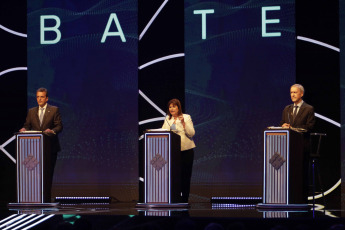 Santiago del Estero, Argentina.- En las fotos tomadas el 1 de octubre del 2023, a sólo tres semanas de las elecciones presidenciales del 22 de octubre, Javier Milei, Patricia Bullrich (centro), Sergio Massa (izquierda), Juan Schiaretti (derecha) y Myriam Bregman, los cinco candidatos que competirán en los comicios participaron del primer debate obligatorio en la Universidad Nacional de Santiago del Estero. Los ejes fueron: Economía, Educación, Derechos Humanos y conviviencia democrática. La categoría económica fue el centro de las discusiones y el uso de los derechos de réplica de los presidenciables.