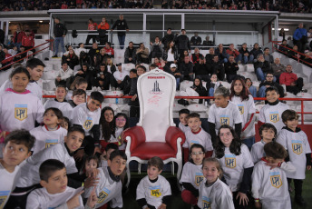 Buenos Aires, Argentina.- En las fotos tomadas el 30 de octubre del 2023, durante el partido entre Huracán y Barracas Central por la undécima fecha de la Zona A de la Copa de la Liga Profesional de Fútbol (LPF) en el Estadio Tomás Adolfo Ducó. Huracán y Barracas C. no lograron abrir el marcador y el partido acabó en empate 0-0.