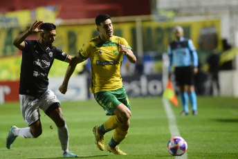 Santa Fe, Argentina.- En las fotos tomadas el 11 de octubre del 2023, durante el partido entre Defensa y Justicia y Chaco For Ever en un partido válido por los cuartos de final de la Copa Argentina en el Estadio 15 de Abril. Defensa y Justicia empató 1-1 con Chaco For Ever y después se impuso 7-6 en la definición por penales. Su rival en semifinales será San Lorenzo, que le ganó con polémica a San Martín de San Juan.