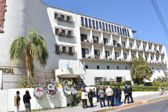 San Juan, Argentina.- En las fotos tomadas el 3 de octubre del 2023, tras la despedida en la Legislatura provincial, fueron inhumados en el Cementerio de la Ciudad de San Juan los restos del diputado provincial Juan José Chica, figura destacada del ámbito político, deportivo y sindical. Luego de la muerte de Juan José Chica, padre de Jorge Coqui Chica y quien fue un impulsor del ciclismo, como así también legislador y titular de Luz y Fuerza, en San Juan sigue la conmoción. Por ese motivo, desde el Gobierno local anunciaron duelo provincial por esta pérdida. El mismo se extenderá mientras duren las exequias.